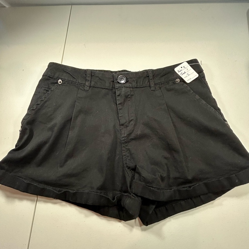 D15.12 Ambiance Apparel black cuffed shorts Small